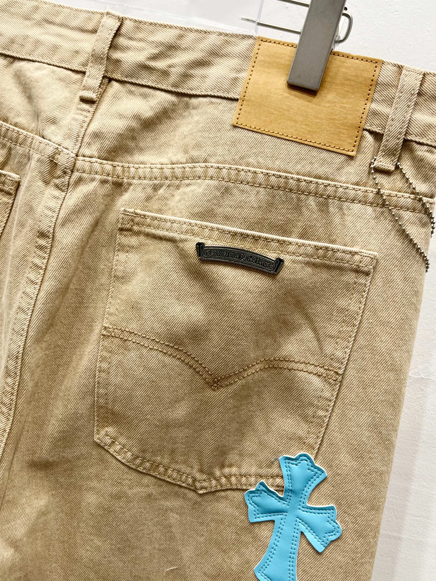 P240 style number: (W003) ChromeHearts & Khaki leather cross-leather straight-leg jeans, ceiling-level jeans, a pair is hard to find at the counter‼ ️About Zangyin✅This is an extremely luxurious fashion brand that can also be called the aristocracy of the high street. It has always been an exclusive brand for some hipsters or rich second generations. The color of this model is already very eye-catching by using a unique washed material. It is decorated with pink patch cross flowers, which cleverly highlights the charm of the brand. Secondly, this model adopts a classic high-waist cut design, which highlights the long legs and fashionable temperament of the upper body. The brand is highly recognizable and the slim-fitting configuration is more suitable for daily wear. The personality will be fashionable and the specifications can be seen at a glance. Materials and technology ✅ Needless to say, this point goes without saying. As an excellent craftsman brand, Zangyin's requirements for details and craftsmanship are really perfect. The washed color of this model has gone through a lot of processes, not to mention the embellishment of the denim appliqués. It is also purely handmade and sewn. Just like what they believe in, only handmade things have soul and have the meaning of wearing. A top-notch heavy-duty fashionable denim item, recommended by both hands‼ ️ Size: 28, 30, 32, 34 Color: Khaki